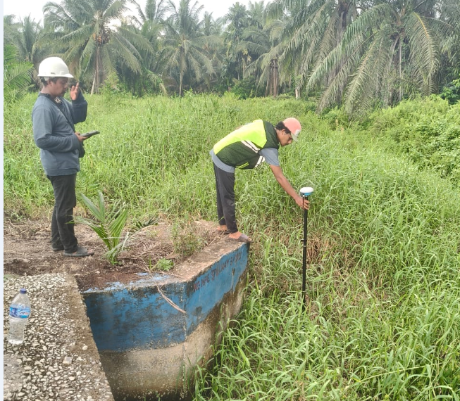 Dinas Pekerjaan Umum dan Penataan Ruang (PUTR) Kabupaten Indragiri Hilir (Inhil) bersama masyarakat setempat melaksanakan pengukuran kedalaman sungai